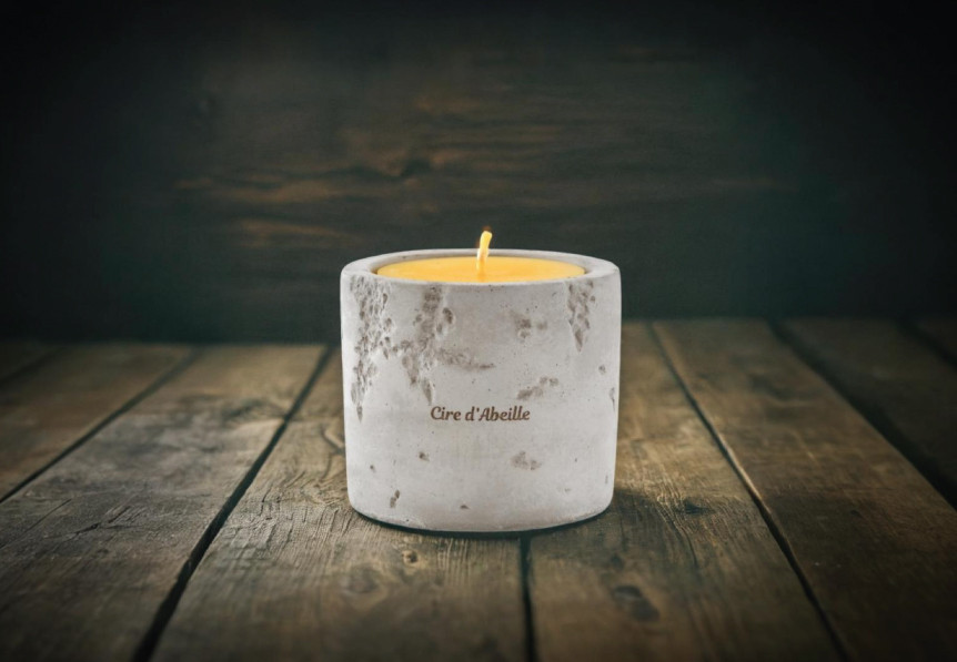 Une bougie en cire d'abeille 100% naturelle